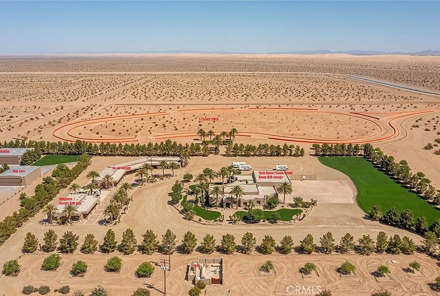 В США продают роскошное поместье с множеством вездеходов и внедорожников