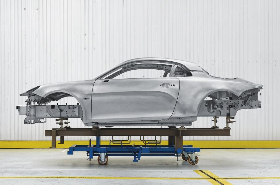 Alpine A110 оказался быстрее Porsche 718 Cayman