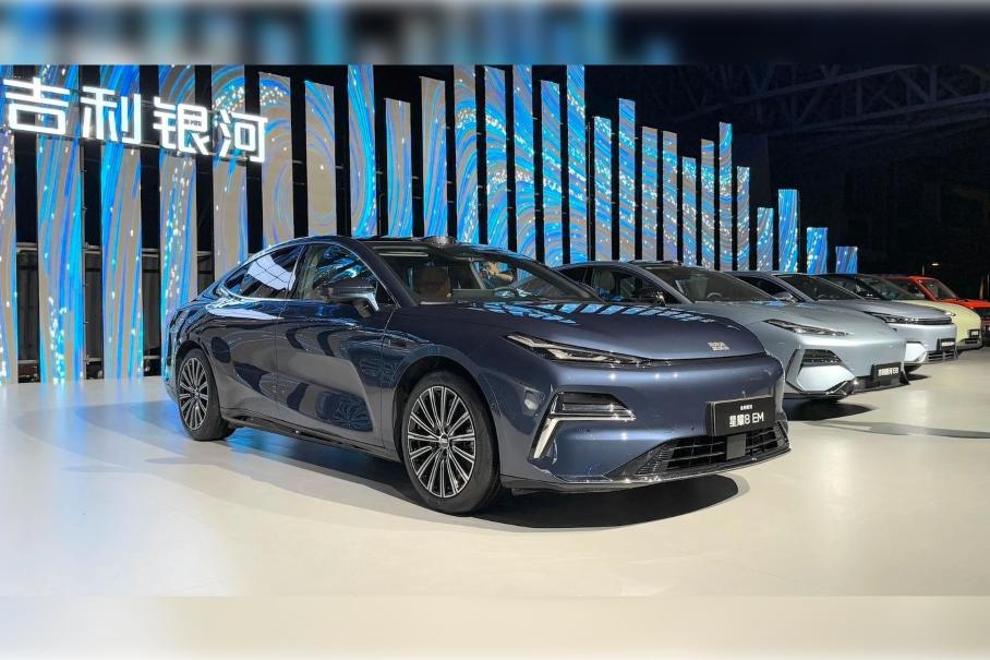 Первый взгляд на пятиметровый гибридный седан Geely Galaxy с автопилотом