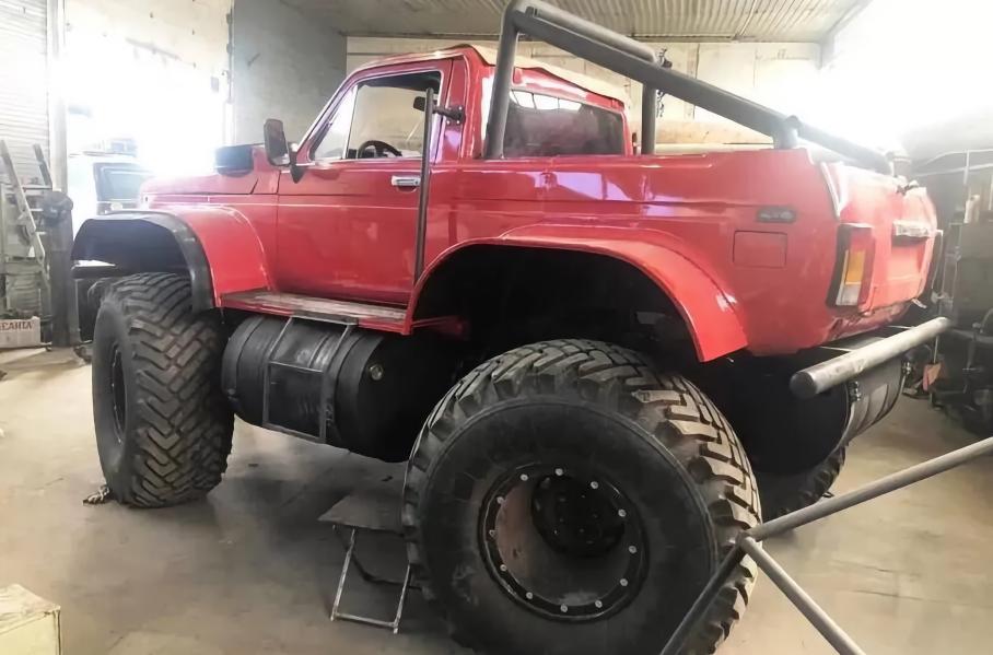 «Ниву» превратили в болотоход и продают за 1,5 миллиона рублей