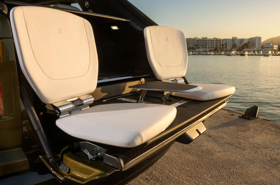 Раскладные кресла в багажнике обновлённого Rolls-Royce Cullinan