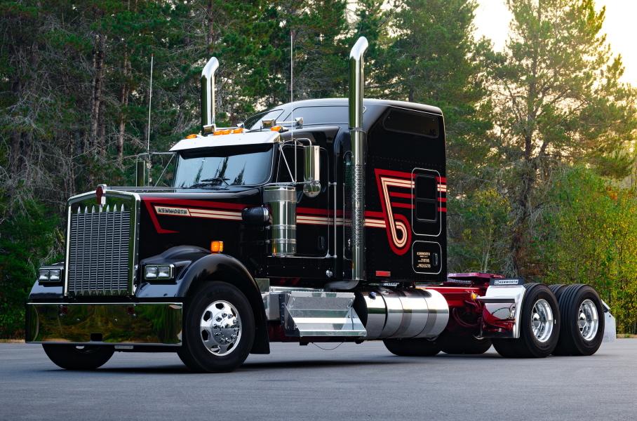 Kenworth W900 образца 2023 года