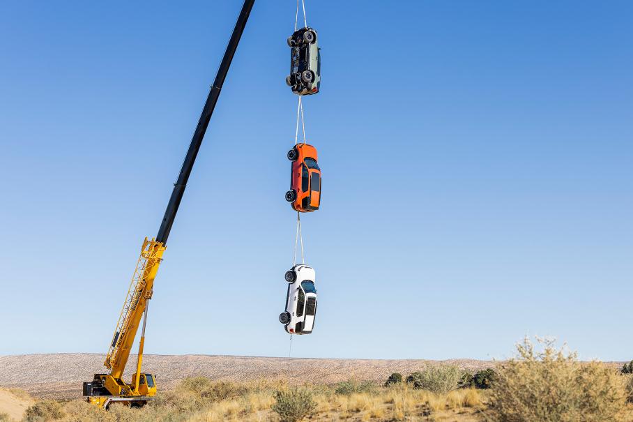 Видео: Honda подвесила кроссоверы на кране для демонстрации прочности