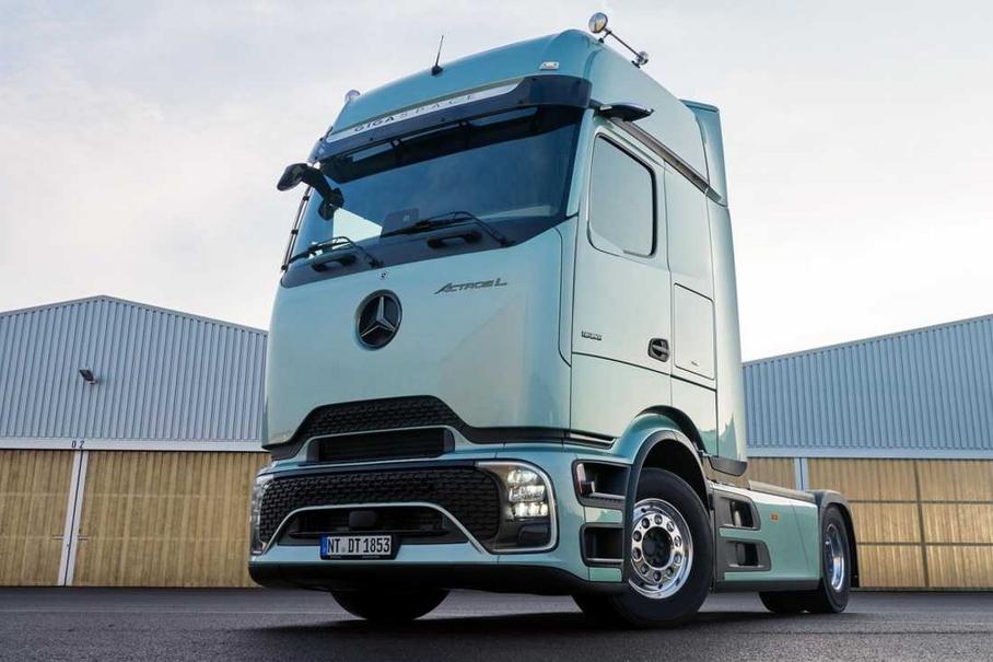 До России добрались новейшие тягачи Mercedes с футуристичным дизайном