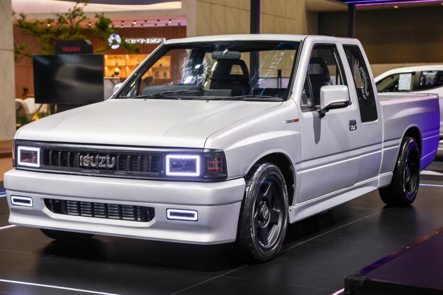 Isuzu показала эффектный рестомод на базе пикапа конца 1980-х