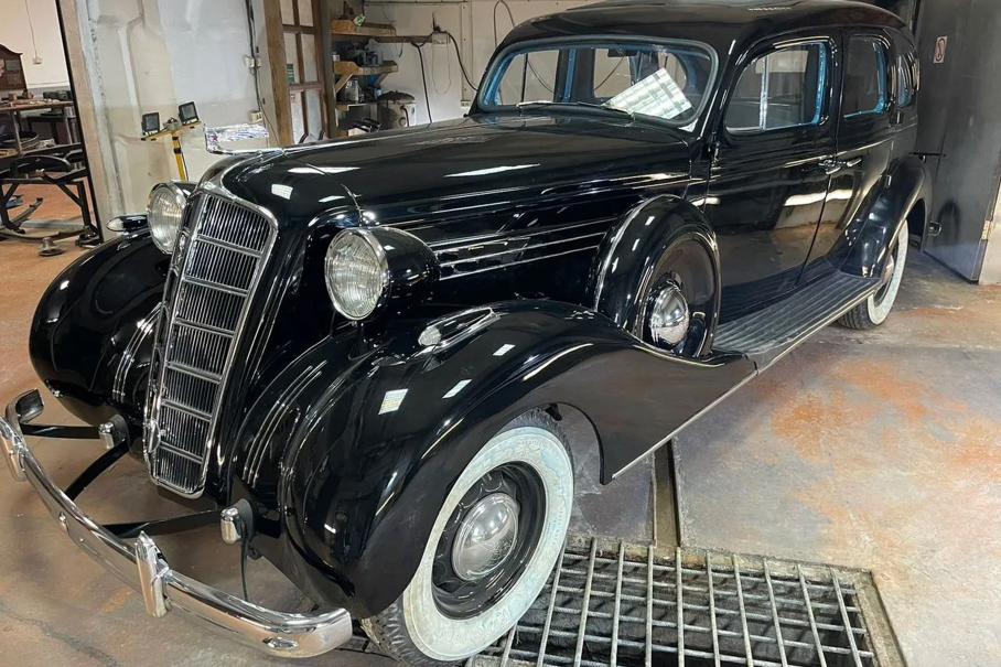 В России за 95 миллионов рублей продают идеальный довоенный лимузин ЗИС