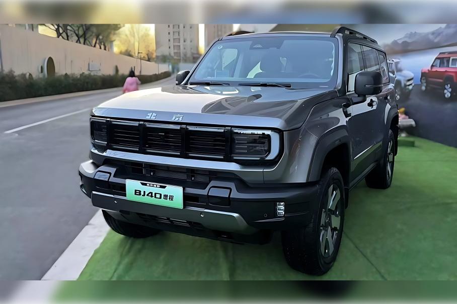 У BAIC BJ40, который продается в России, появилась гибридная версия в Китае