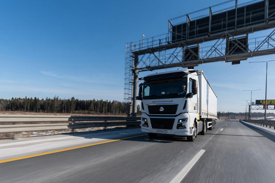 Беспилотные грузовики без водителей-операторов вышли на ЦКАД
