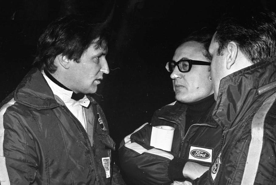 Стюарт Тернер (в середине)