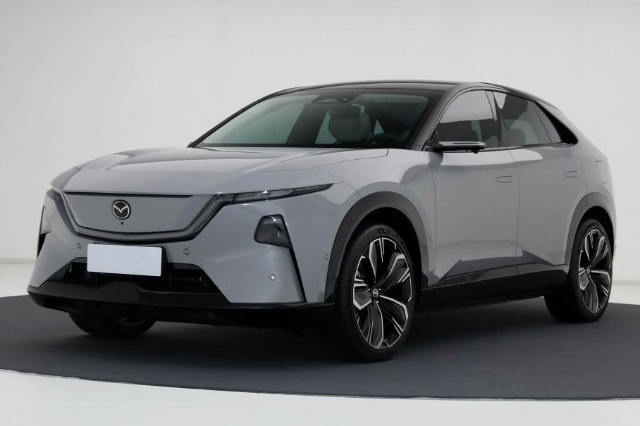 Новый кроссовер Mazda со 100-дюймовым экраном: «живые» фото