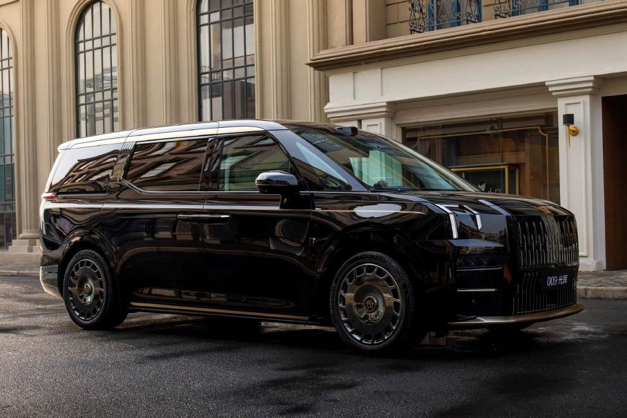 Zeekr начал продажи ультрароскошного минивэна со вставками из золота