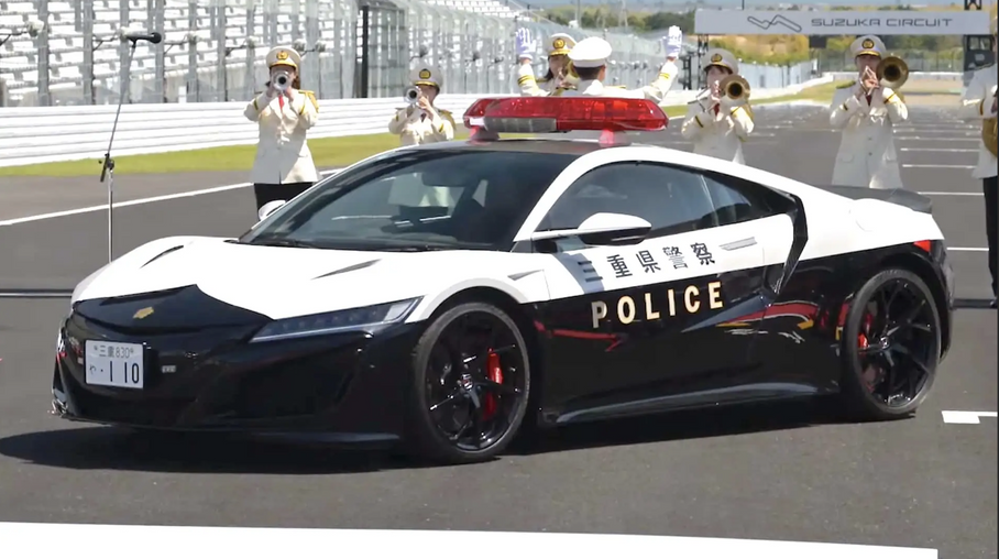 Японской полиции подарили гибридный суперкар Honda NSX