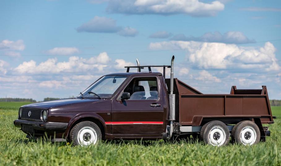 Старый Volkswagen Golf превратили в шестиколесный самосвал