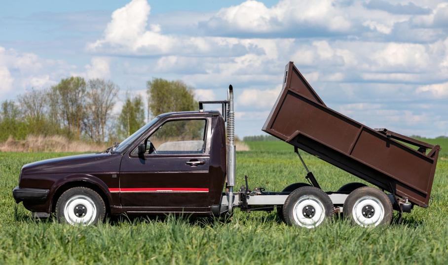 Старый Volkswagen Golf превратили в шестиколесный самосвал