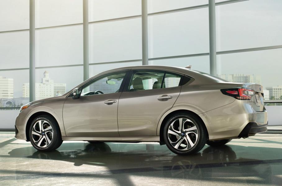 Новая Subaru Legacy: модульная платформа, турбомотор и планшет в салоне