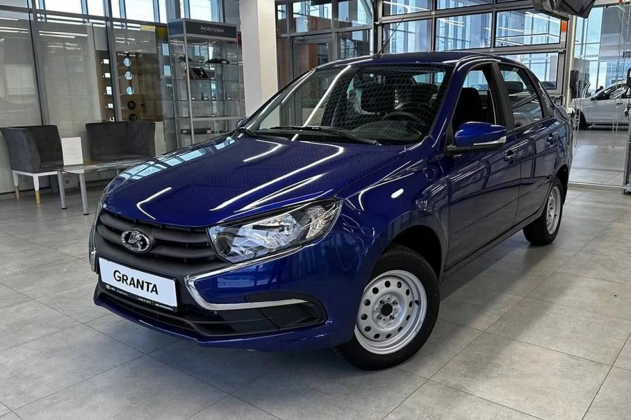 Дилеры пожаловались на трехмесячные запасы Lada Granta и отмену скидок