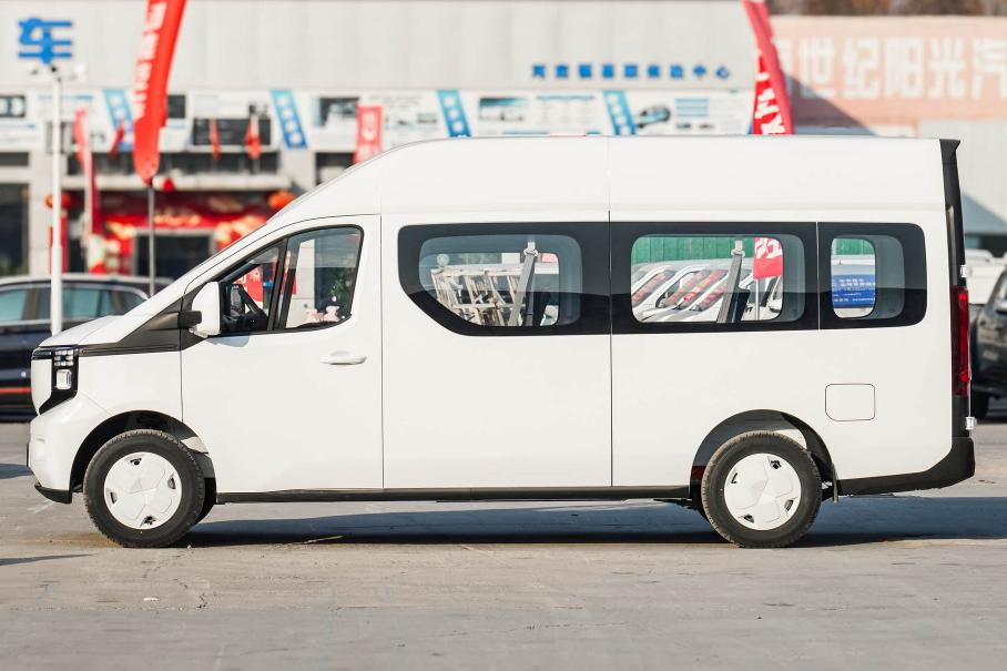 Микроавтобус с длинной базой, высокой крышей и длинным свесом