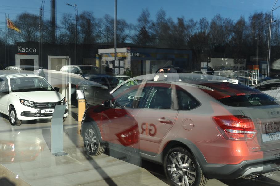 Россияне впервые в 2025 году купили за месяц больше 100 тысяч новых автомобилей