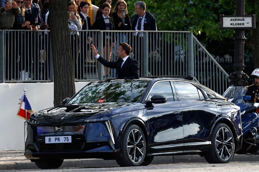 Президент Франции показал на День Победы новый служебный автомобиль