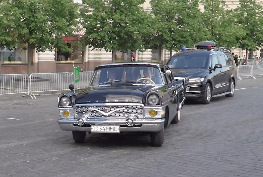 Фотофакт: Патриарх Кирилл приехал на Красную площадь на «Чайке» ГАЗ-13