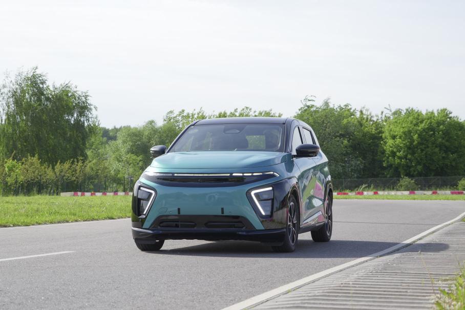 Заявленный разгон до 100 км/ч занимает 8 секунд, но тестовая машина субъективно показалась менее динамичной — ускорение ощущалось по интенсивности примерно как 10-секундное