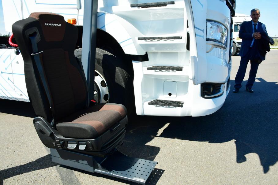 КамАЗ показал видео тягача без педалей с креслом-манипулятором