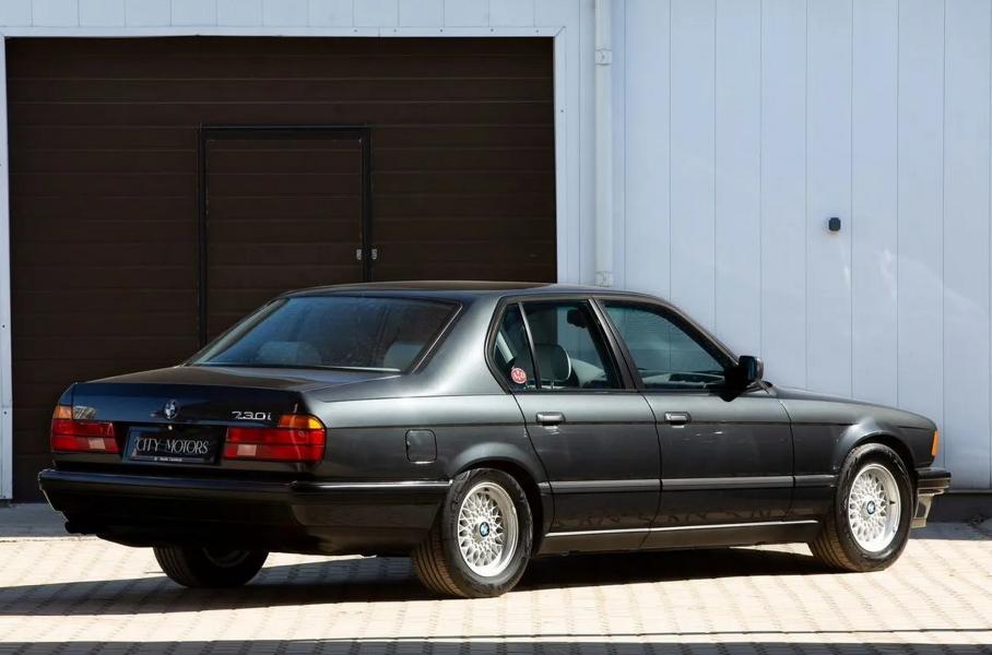 В России появилась в продаже почти новая BMW 7-Series из 1990-х
