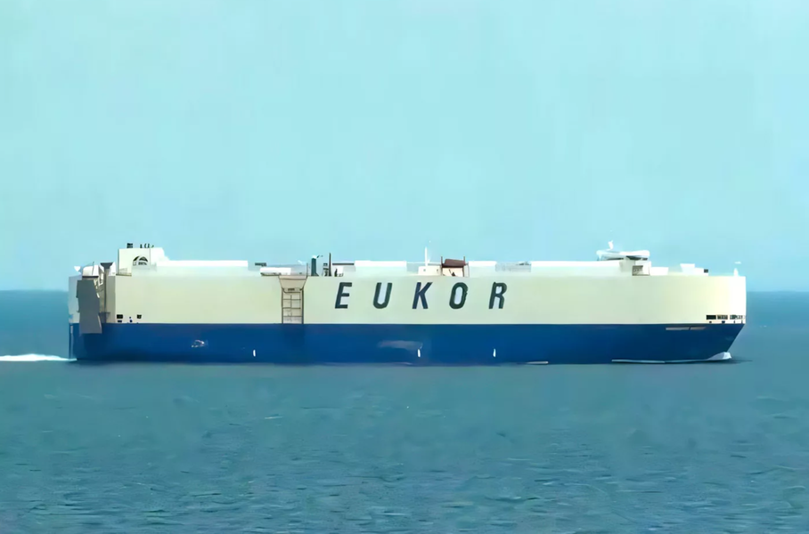 Судно с 3 тысячами автомобилей загорелось в Тихом океане