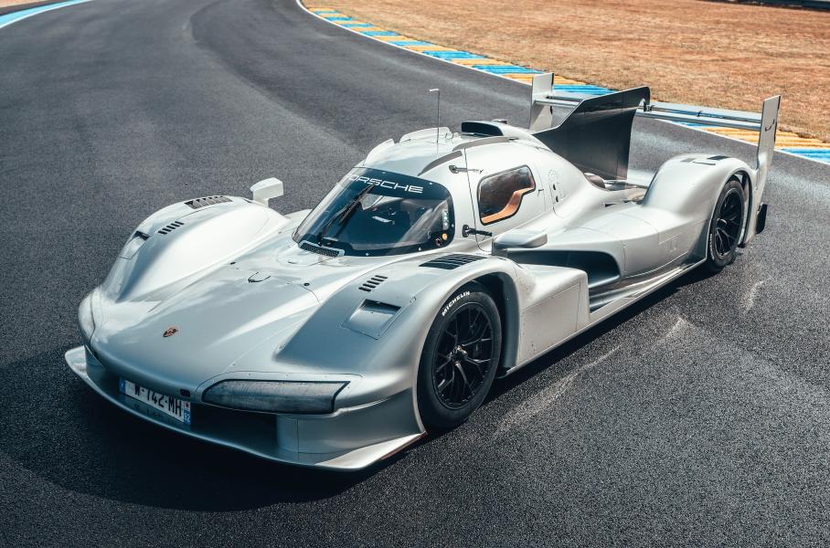 Лемановскому Porsche 963 разрешили выезжать на обычные дороги