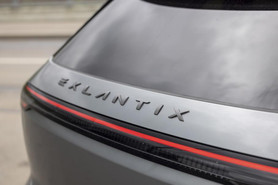 Вы еще об этом не знаете, но смотрите прямо на клавишу открывания багажника. Она же — буква I. Идея с подобной маскировкой не нова (вспомним хотя бы Peugeot, где надо нажимать на центр нолика в индексе), но всякий раз заставляет улыбнуться. Увы, на этом прикольно-удобный креатив и заканчивается.