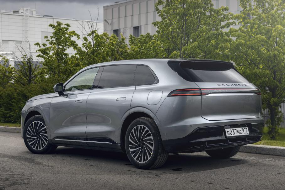 Exlantix ET построен на новой платформе Chery E0X, предназначенной для электрокаров и подзаряжаемых гибридов. Спереди здесь двойные треугольные рычаги, сзади многорычажка, посередине блок батарей. Такую же архитектуру имеет [седан Exlantix ES](/news/exlantix-es-10-06-2025.htm), который тоже недавно вышел на российский рынок. Нам пока предложены только гибридные версии (два электромотора совокупной мощностью 469 л.с., 143-сильный бензиновый генератор, тяговая батарея на 40 кВт·ч, предельный запас хода около 1200 км), хотя за рубежом эти машины бывают и чисто электрическими.