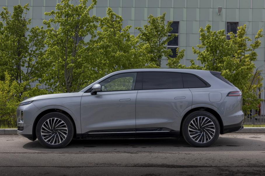 Необычнее всего вид в профиль: обратите внимание на заниженную крышу и будто бы удлиненные двери — словно перед нами стретч-версия изначально более компактной модели. Сами двери, кстати, с безрамочными стеклами — еще одно важное настроенческое отличие от моделей Li Xiang.