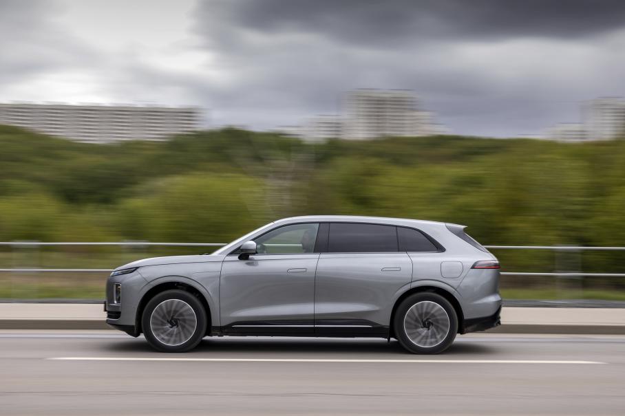 Как и положено современному электромобилю, Exlantix ET позволяет выбирать интенсивность рекуперации и предлагает опцию езды «в одну педаль», причем как с автоматическим включением режима auto hold, так и без него. Обычно я люблю баловаться с такими штуками и стараюсь к ним приноровиться, но здесь в итоге выключил все навороты и тормозил полностью сам, как на обычной машине — так оказалось удобнее всего. Впрочем, это очень тонкие и индивидуальные материи: кому-то Exlantix, наоборот, подойдет идеально, а эталонно логичный для меня [Xiaomi SU7](/testdrives/xiaomi-su7-max.htm) введет в замешательство.