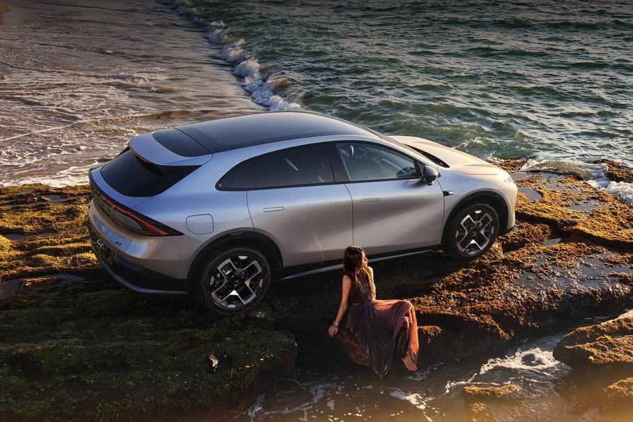 Китайский кроссовер Xpeng с 87-дюймовым экраном удивил ценой