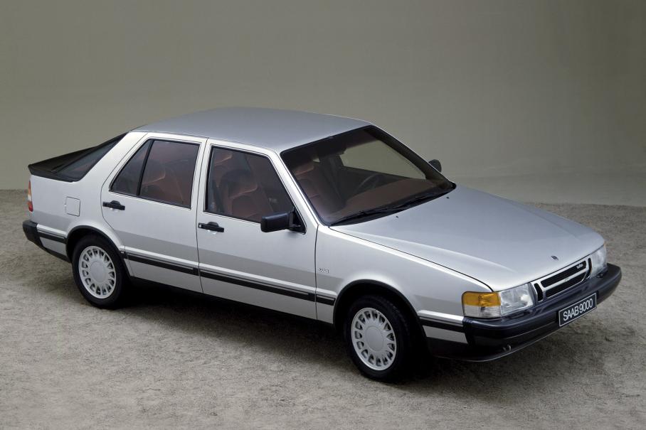 Saab 9000 первого поколения (1985 год) был родственником итальянских седанов Fiat Croma, Lancia Thema и даже Alfa Romeo 164