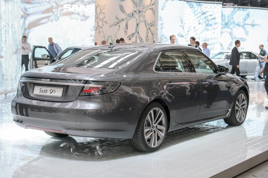 Дизайнеры сделали свою работу отлично. Однако крупный седан на переднеприводной платформе в силу компоновки просто не мог быть пропорциональным. Отсюда эта длинная, вытянутая корма. Хотя с точки зрения эстетики длинным должен быть как раз капот! Это действительно сложная компоновочная задача, на решение которой с недавних пор бросают большие силы. Удачный пример — нынешний [Volvo S90](https://motor.ru.net/testdrives/facelifted-mercedes-w213-vs-volvo-s90.htm)