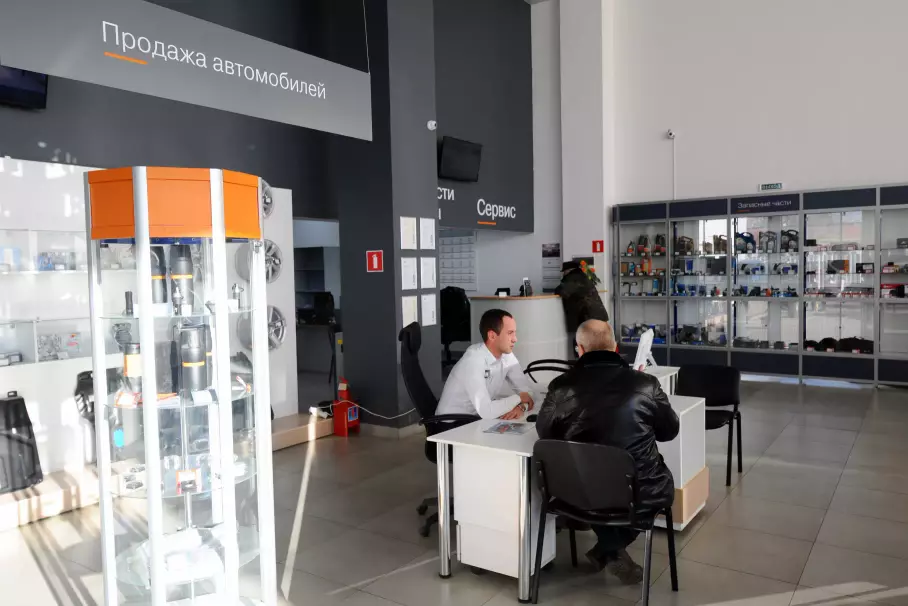 Траты россиян на новые машины резко сократились