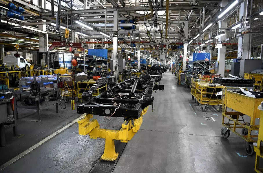 В России сократился объем выпуска легковых машин