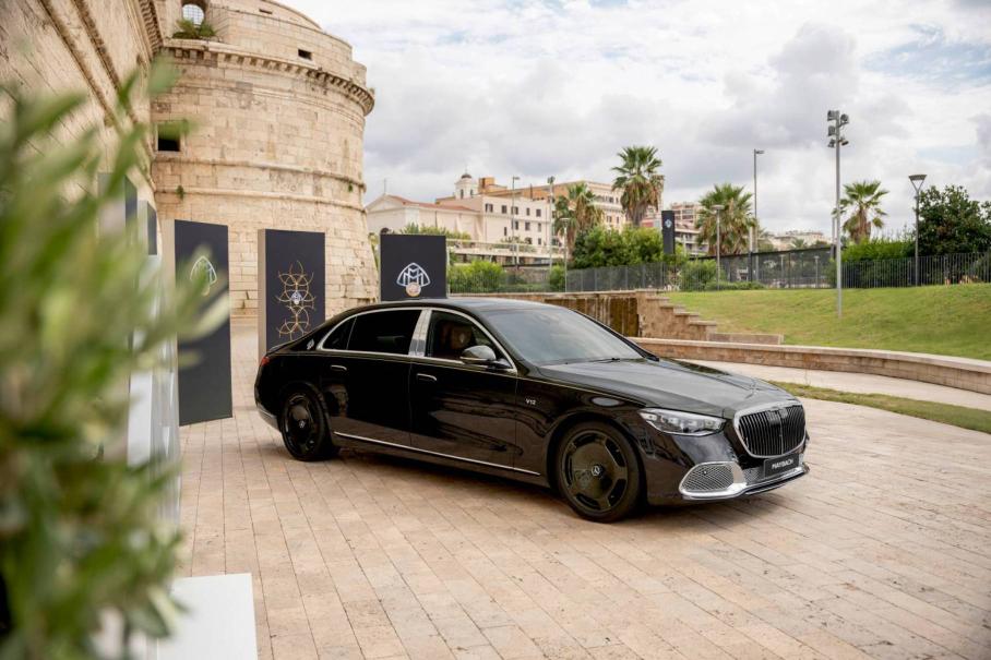 Mercedes представил роскошный Maybach V12 с отделкой из чистого золота