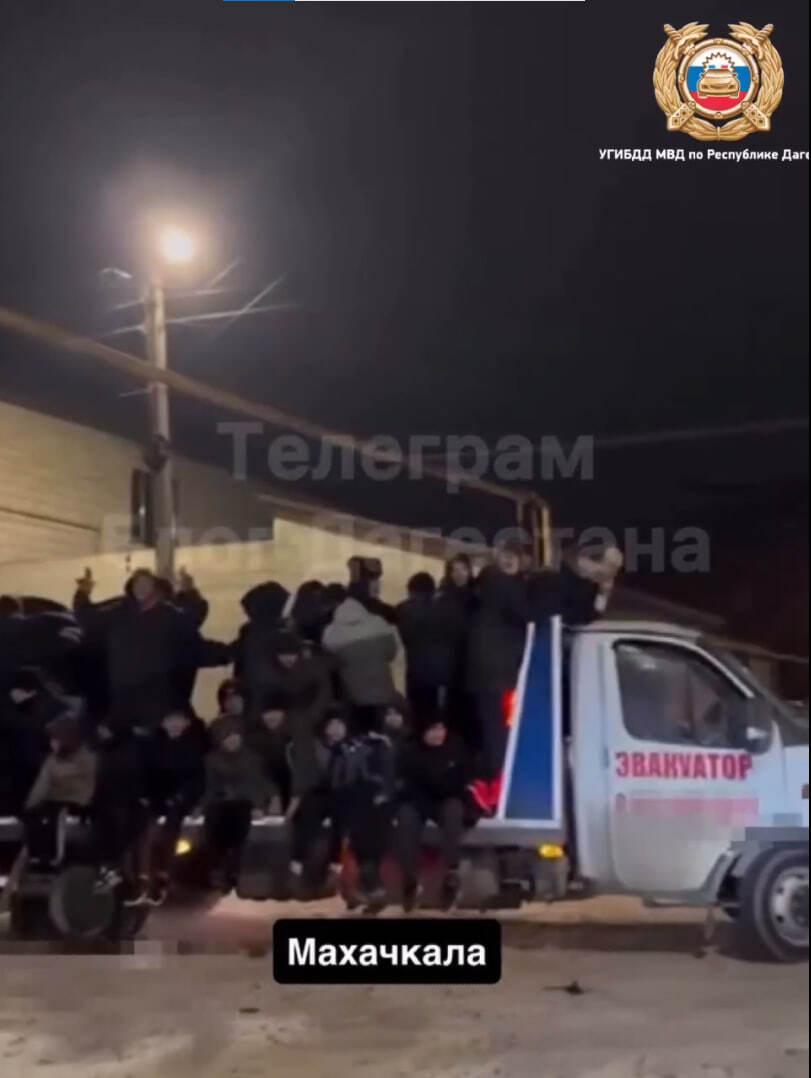 В Дагестане водители катали детей по заснеженном дорогам на санкахал
