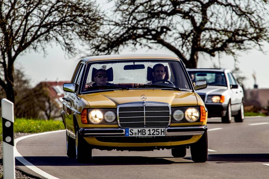 Mercedes-Benz W123 (серия 230). Вид спереди во время движения