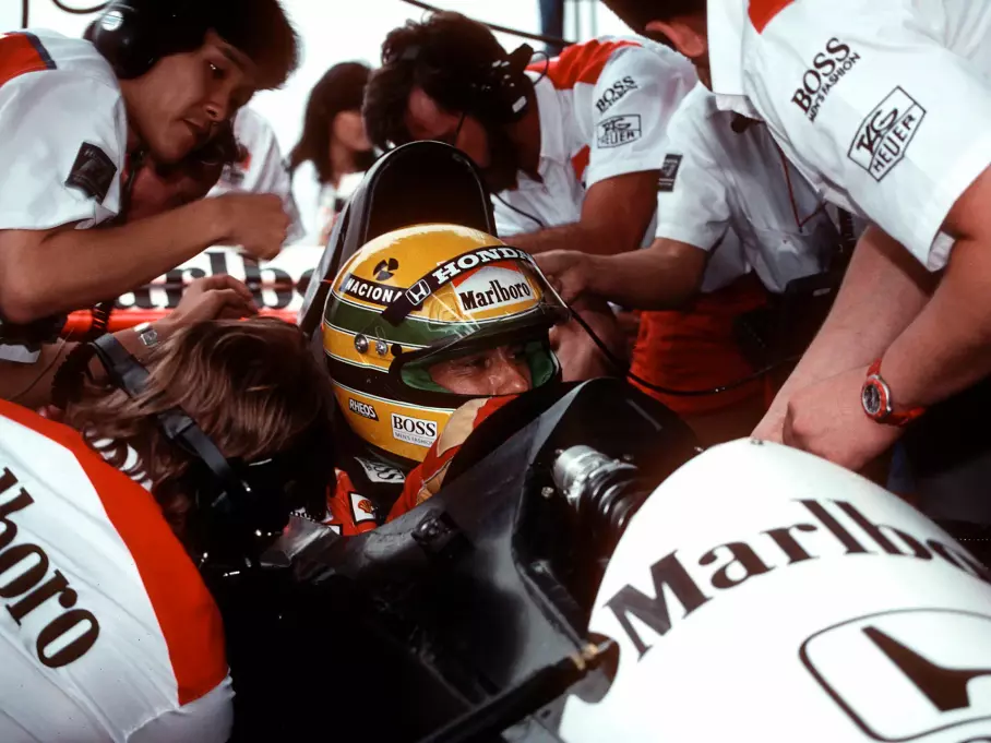 Айртон Сенна на McLaren MP4/6-1 готовится к старту на Гран-при "Формулы-1" в Бразилии в 1991 году