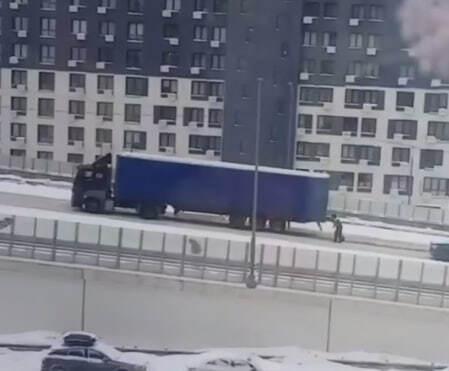 Сотрудник ДПС толкает фуру