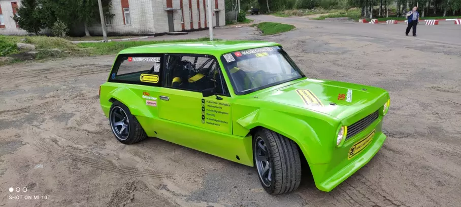В Петербурге продают мощный спорткар, похожий на ВАЗ-2102