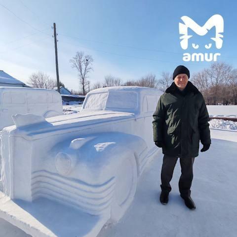 В Амурской области пенсионер построил снежный автопарк