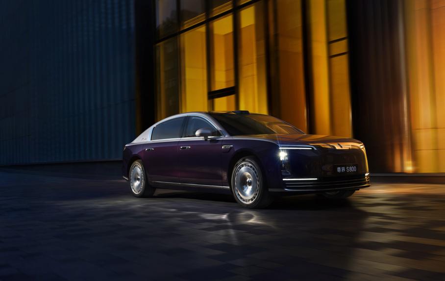 «Китаец» Maextro S800 продолжает громить Mercedes-Maybach S-Class