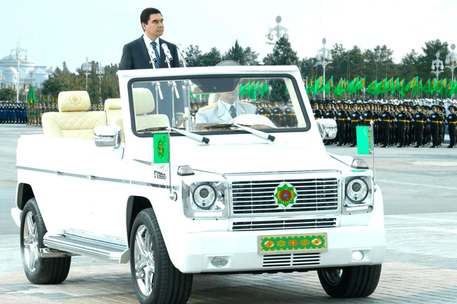 Бердымухамедов на параде на Mercedes-Benz Gelandewagen