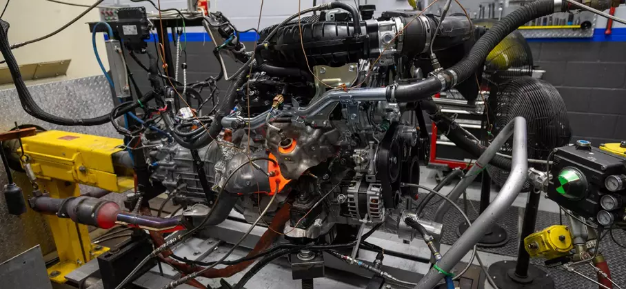 Двигатель Nissan на испытательном стенде