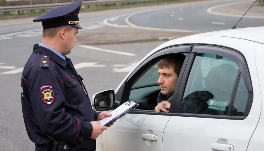 Инспектор ГИБДД оформляет административный протокол