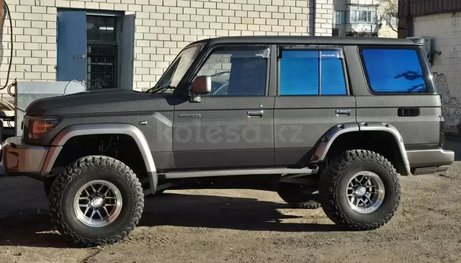 Toyota Land Cruiser Prado оснастили мотором V12 и теперь продают